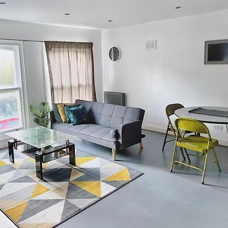 Lovely 2-Bedroom Serviced Apartment Greater London Kültér fotó