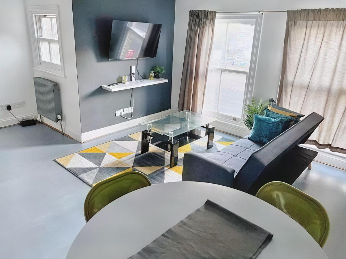 Lovely 2-Bedroom Serviced Apartment Greater London Kültér fotó