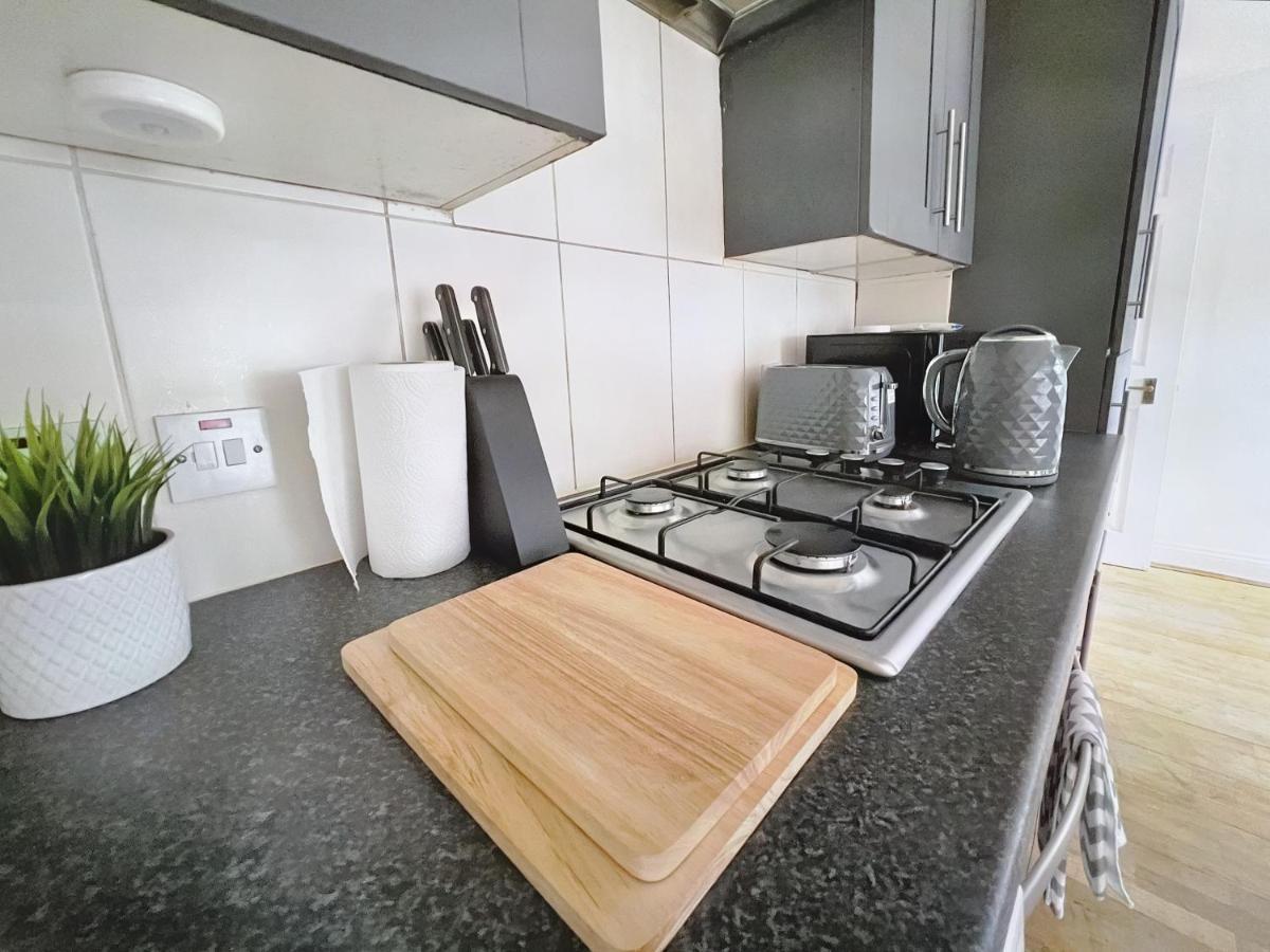 Lovely 2-Bedroom Serviced Apartment Greater London Kültér fotó